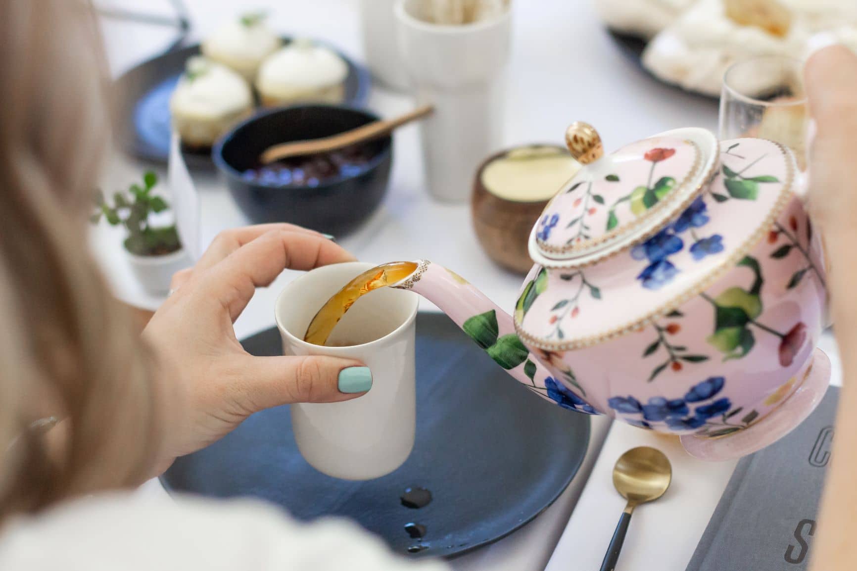 women-pouring-loose -leaf-tea-infusion