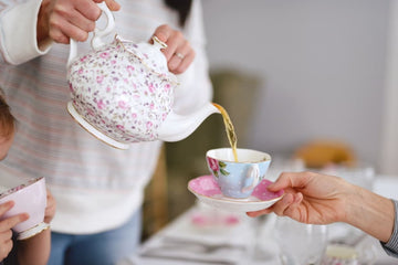 Pouring-organic-black-tea